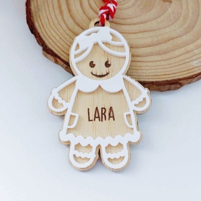 Pendente de madeira em forma de boneca com nome LARA