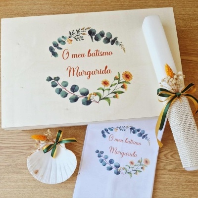Conjunto de batismo com caixa decorada, vela com laço e concha com laço