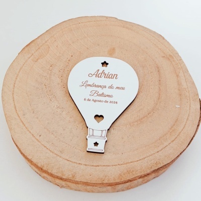 íman de balão de ar quente branco com texto para batismo sobre superfície de madeira clara