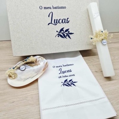 Kit de batismo com caixa, vela, toalha e prato decorativo