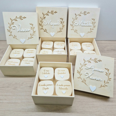 Caixas de madeira personalizadas para guardar recordações de bebés com nomes e desenhos delicados.