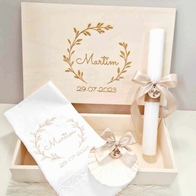 Caixa de madeira personalizada com vela, lenço e objeto decorativo para batizado