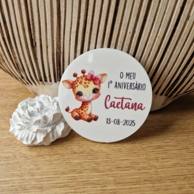 Objeto decorativo redondo branco com girafa bebé e texto de aniversário