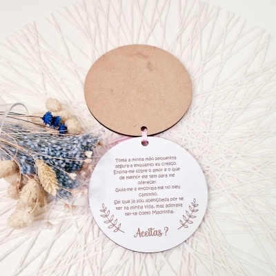 Etiqueta redonda branca com texto em português, sobre tapete e ramo seco decorativo