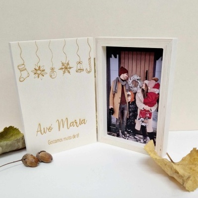 Moldura de madeira branca com fotografia e cartão decorativo de Natal com texto em português