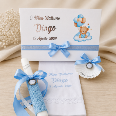 Conjunto de batismo com caixa, vela, toalha e concha decorativa com tema ursinho e fita azul