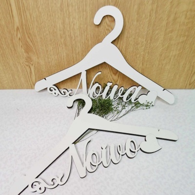 Cabides brancos decorativos com inscrições Noiva e Noivo em madeira