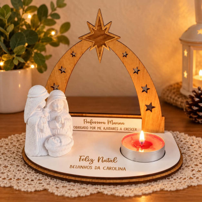 Decoração natalícia com arco de madeira, estatuetas de presépio, vela acesa, texto gravado personalizada