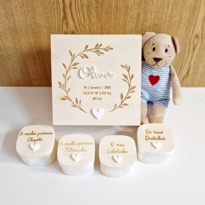 Quadro de nascimento de madeira com caixas para recordações e peluche de cão vestido