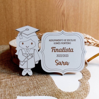 Cartão de papel decorativo de finalista com boneco de formatura e texto em português