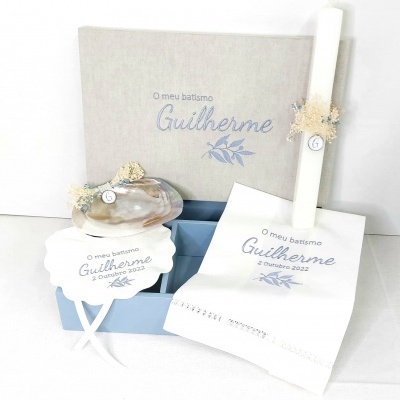 Conjunto de batismo com caixa cinza, vela decorada, toalha bordada e placa branca com texto azul