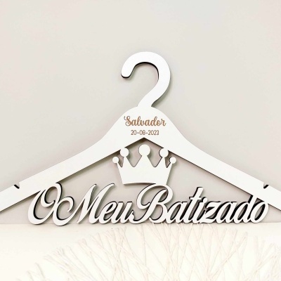 Cabide branco com texto recortado e data impressa para batizado.