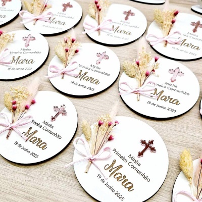 Decoração redonda branca com cruz, laço rosa e flores secas para primeira comunhão