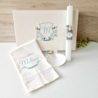 Conjunto para batizado com vela decorada, toalha bordada com nome e data, e concha branca