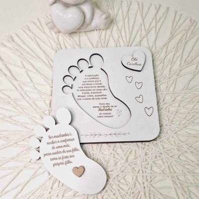 Espaço para impressão digital de bebé em forma de pé com texto em português e coração em madeira