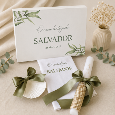 Conjunto de batizado com caixa decorada, toalha, vela e concha com laços verdes sobre tecido bege