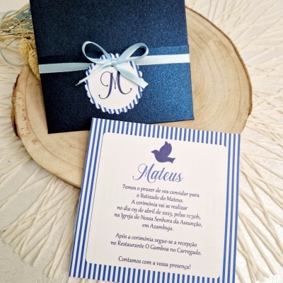 Convite de batizado Mateus com caixa azul e etiqueta M em base de madeira