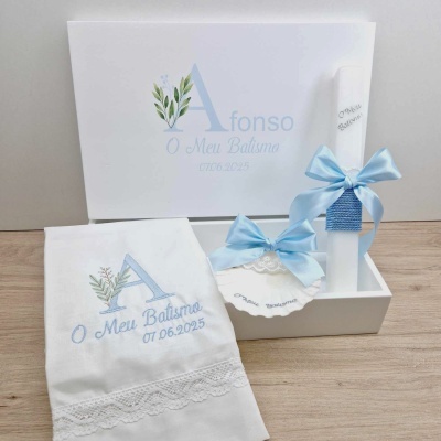 Conjunto para batismo com toalha, vela e convite em caixa branca