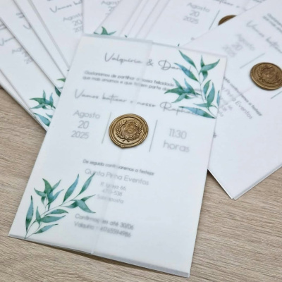 Convites de casamento com folhas verdes e selo dourado