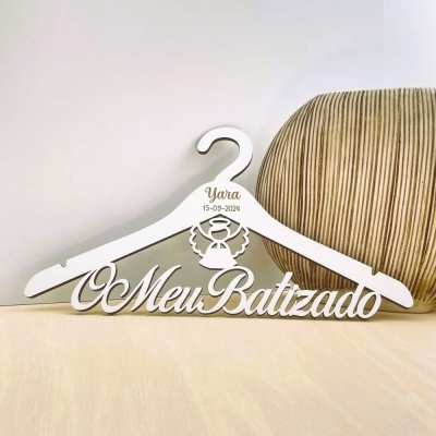 Cabide branco para batizado com nome e data e figura de anjo recortada
