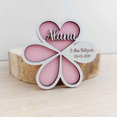 Plaquinha flor branca e rosa com nome Alana e data de batizado