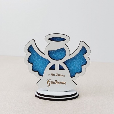 Anjo decorativo em madeira branca com detalhes azuis e texto 'O Meu Batismo Guilherme'