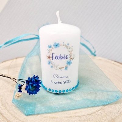 Vela branca decorada com texto e flores azuis
