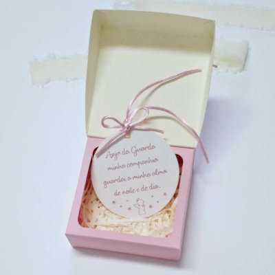Caixa rosa com medalha redonda em cerâmica com frase e desenho de anjo