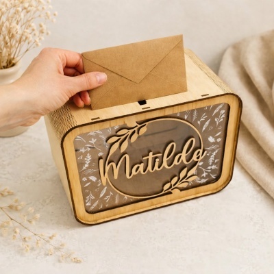 Caixa de madeira personalizada com o nome Matilde e mão a colocar envelope