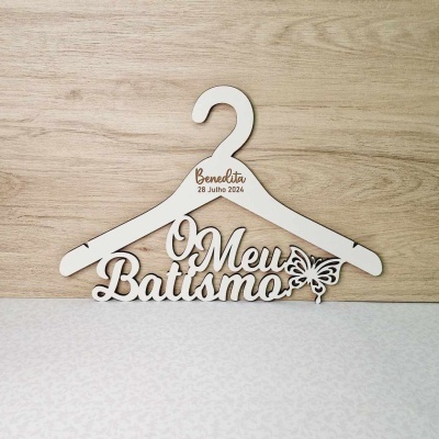 Cabide branco em madeira com texto O Meu Batismo e nome Benedita com data 28 Julho 2024