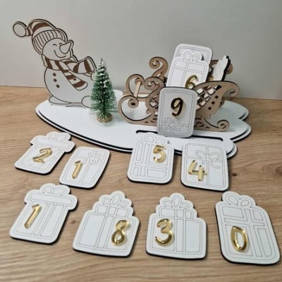 Calendário de advento em madeira com trenó, boneco de neve e cartões numerados em forma de presentes
