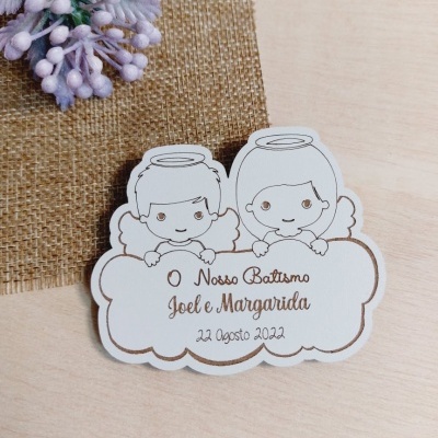 Convite de batismo com ilustração de anjos e texto em castanho