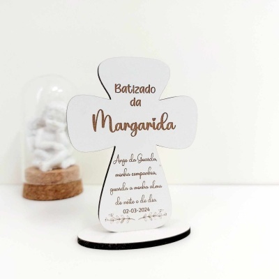 Cruz branca decorativa com texto de batizado e dedicatória