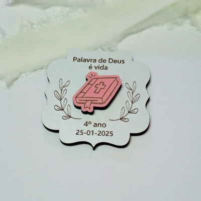 Etiqueta decorativa branca com livro rosa e texto religioso em português