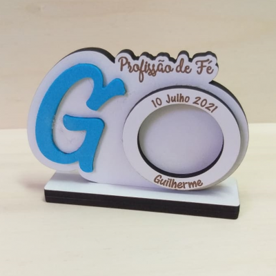 Objeto decorativo de madeira com letras GO e texto Profissão de Fé, 10 Julho 2021, Guilherme