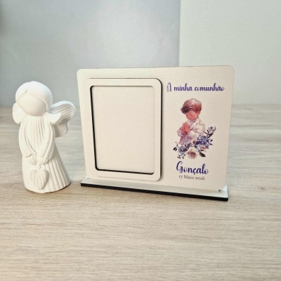 Figura de anjo branca e placa com mensagem de comunhão e espaço para foto