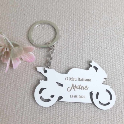 Porta-chaves branco em forma de mota com texto impresso e flores cor-de-rosa ao lado