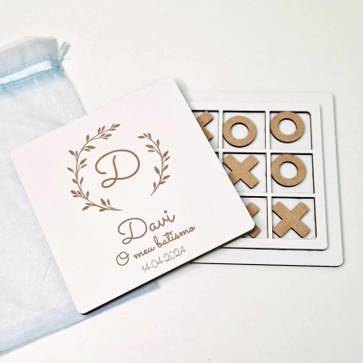 Jogo da velha em madeira com cartão personalizado e saco branco.
