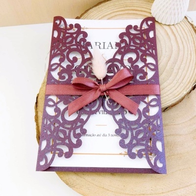 Convite decorativo com capa recortada a laser e fita de cetim bordô com arranjo floral