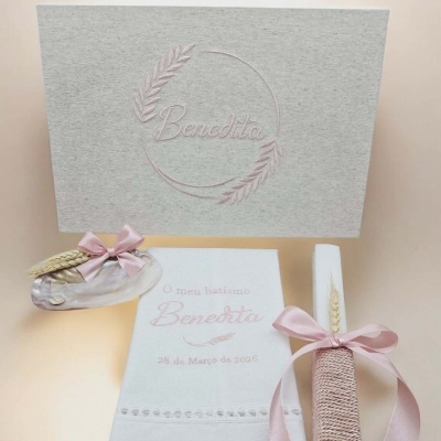 Itens para batismo com toalha branca bordada, vela decorada e sabonete com laço e trigo