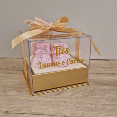 Caixa transparente com sapatinhos de bebé cor-de-rosa e laço amarelo