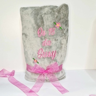 Manta cinzenta com bordado rosa 'Os 18 da Susy' e laço rosa