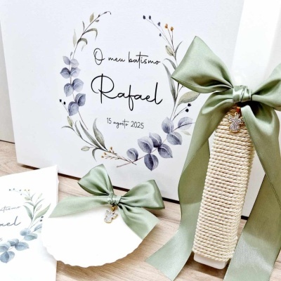 Conjunto para batismo com caixa branca, fita e laços verdes e vela decorativa creme