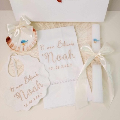 Conjunto de batizado com vela, pano, babete e concha decorada