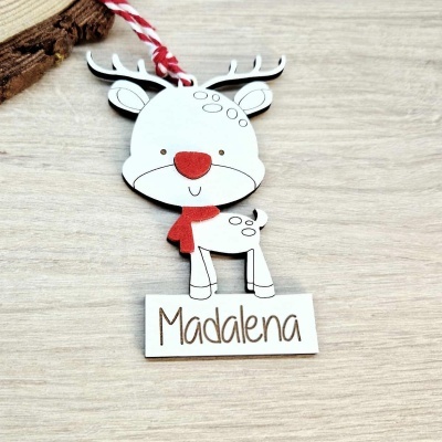 Adorno em madeira com figura de rena e nome Madalena