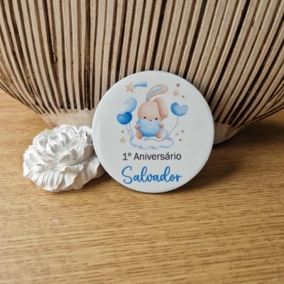 Botão branco com coelho e texto 1º Aniversário Salvador