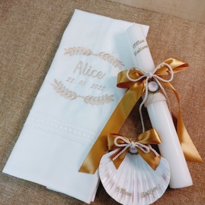 Conjunto de batizado com toalha, vela e concha com decoração dourada