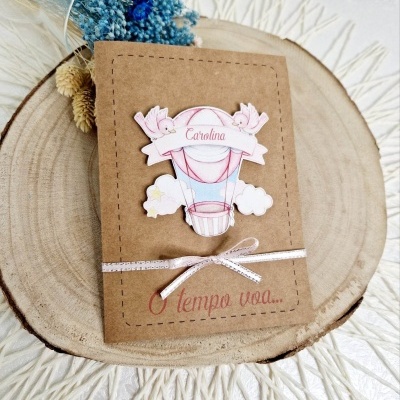 Cartão artesanal de papel kraft com decoração de balão cor-de-rosa e texto Carolina e O tempo voa...