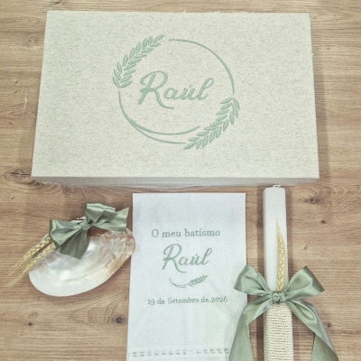 Conjunto para batismo com caixa, toalha, vela e concha decorados com o nome Raul e motivos em verde.