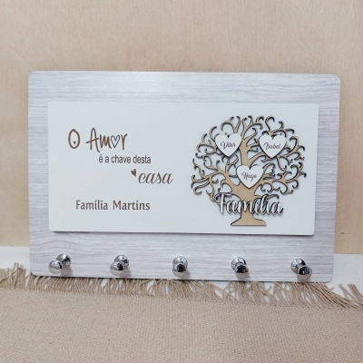 Porta-chaves decorativo de madeira clara com texto e árvore genealógica com ganchos metálicos